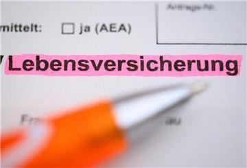 Ein Kugelschreiber auf einem Antrag zum Abschluss einer Lebensversicherung.