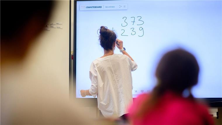 Breites Bündnis fordert Fortsetzung des Digitalpakts Schule Eine Lehrerin schreibt eine Mathematikaufgabe auf eine digitale Schultafel im Klassenraum einer 4. Klasse einer Grundschule.