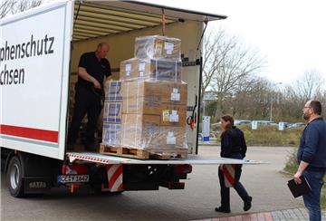 Eine Lieferung verlässt den Lkw. VW hatte über 5000 Masken gespendet, ein Teil davon kam dem Landkreis Cuxhaven zugute. 