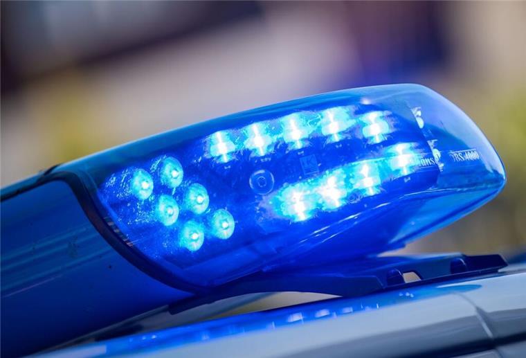 Cuxland: Mann spricht Kinder an und will Jungen ins Auto ziehen Blaulicht auf Polizeifahrzeug