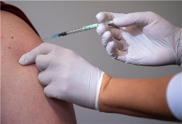 Eine Mann bekommt im Impfzentrum seine Booster-Impfung (Biontech/Pfizer) gegen das Coronavirus. Foto: Sven Hoppe/dpa