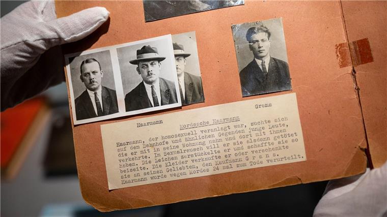 Eine Mappe im Polizeimuseum Niedersachsen gibt Einblick in die Mordsache Fritz Haarmann. (Archivbild)