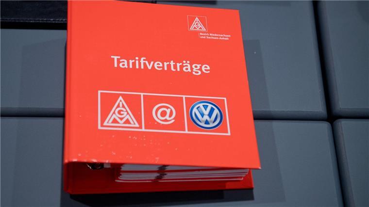 Eine Mappe mit Tarifverträgen liegt auf einem Tisch.