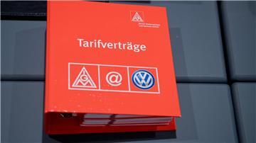 Eine Mappe mit Tarifverträgen liegt auf einem Tisch.