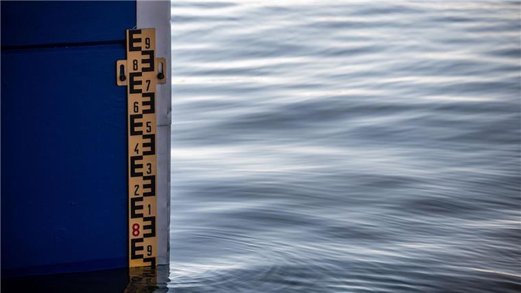 Eine Markierung zeigt den Wasserstand an.