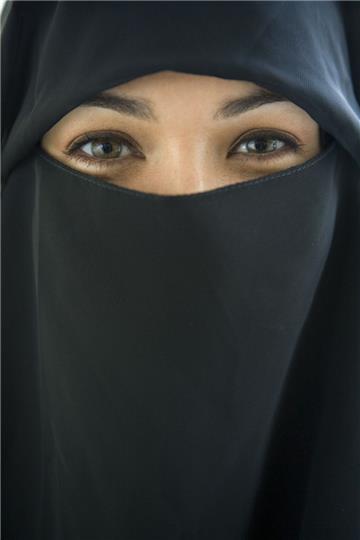 Eine mit einer Nikab verschleierte Frau ist in Emden mehrere Male von einem Busfahrer stehen gelassen worden.