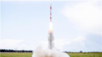 Eine mit mehreren Minisatelliten bestückte Rakete startet 2023 von einer Wiese auf dem Flugplatz.