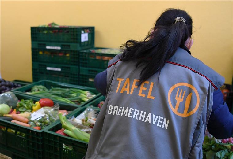 Tafeln im Norden erfahren viel Unterstützung Eine Mitarbeiterin der Tafel Bremerhaven versorgt sozial Bedürftige mit Lebensmitteln.