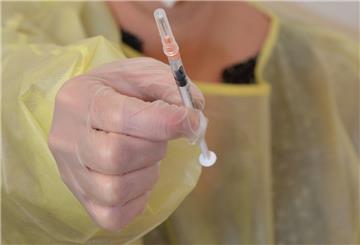 Eine Mitarbeiterin des Zevener Impfzentrums zeigt eine vorbereitete Spritze mit Impfstoff. Dass die Verwendung des Vakzins von Astra Zeneca eingestellt wurde, wirft die Planungen für die Impfungen in Gruppe zwei der Prioritätenliste zurück.
