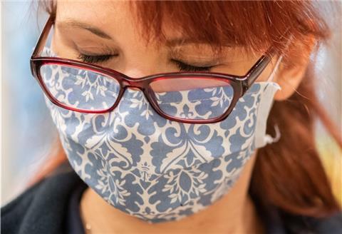 Eine Mitarbeiterin in einem Supermarkt trägt eine Schutzmaske. Um die Ausbreitung des Coronavirus zu verlangsamen, hat die Bundesregierung das Tragen der Mund-Nase-Bedeckung angeordnet.