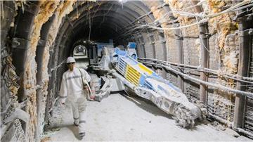 Eine Mitarbeiterin läuft einem Fräskopf im Atommülllager Asse im Landkreis Wolfenbüttel.