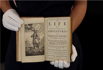 Eine Mitarbeiterin von Sotheby's zeigt eine Erstausgabe von 1719 des Romans: "The Life and Strange Surprizing Adventures of Robinson Crusoe of York, Mariner" des britischen Schriftstellers Daniel Defoe.