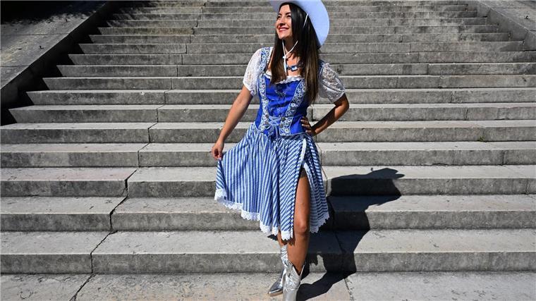 Die Dirndl-Trends 2024: Samtig und farbenfroh Eine Münchner Designerin hat zu Ehren von Taylor Swift ein Swiftie-Dirndl entworfen (Foto Produktion).
