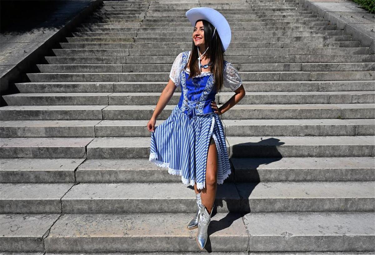 Endlich wieder Wiesn: Das ist bei Dirndl und Lederhose total angesagt Eine Münchner Designerin hat zu Ehren von Taylor Swift ein Swiftie-Dirndl entworfen (Foto Produktion).