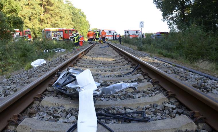 Eingeschränkte Sicht womöglich Auslöser für Horror-Unfall in Oerel Eine Mutter und ihre zwei kleinen Kinder sterben an einem Bahnübergang in Niedersachsen. Schlechte Sicht war möglicherweise der Auslöser der Kollision.
