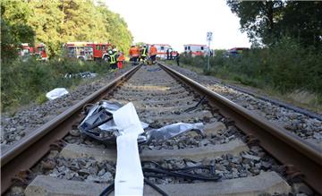 Eine Mutter und ihre zwei kleinen Kinder sterben an einem Bahnübergang in Niedersachsen. Schlechte Sicht war möglicherweise der Auslöser der Kollision.