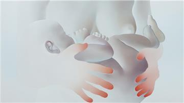 Eine Mutter - wir sehen nur ihre Brüste und ihre Hände - trägt ein Baby. Lediglich die Fingerkuppen der Mutter glühen rot, sie strahlen Wärme aus. Den Rest des Bildes hält Vivian Greven in einem fahlem Blaugrau.