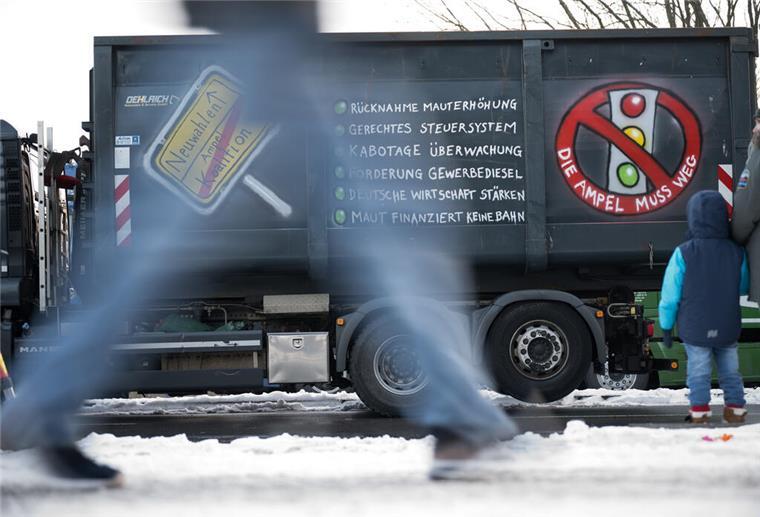 Eine mysteriöse Konvoi-Einladung sorgt in Cuxhaven für Aufsehen: Am Freitag könnten in Cuxhaven neue Proteste gegen die Ampel-Regierung starten.
