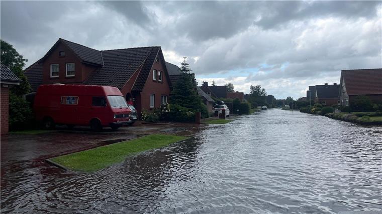 Straßen nach Starkregen in Norden unter Wasser Eine nach Strakregen überflutete Straße in der Stadt Norden.