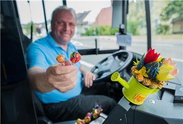 Busfahrer verteilt Lollis