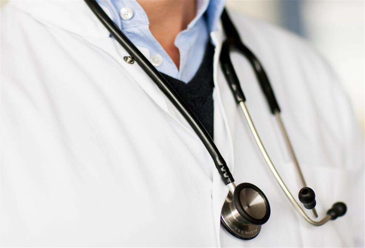 Freie Arztwahl vor dem Aus: Neue Pflicht trifft Millionen Patienten Ein Arzt trägt ein Stethoskop um den Hals. Eine neue Hausarzt-Pflicht soll kommen! Patienten können dann nicht mehr frei den Facharzt wählen.