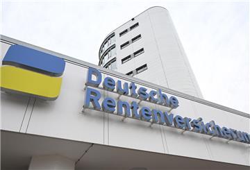 Das Logo der Deutschen Rentenversicherung ist am Eingang eines Gebäudes der Rentenversicherung angebracht.