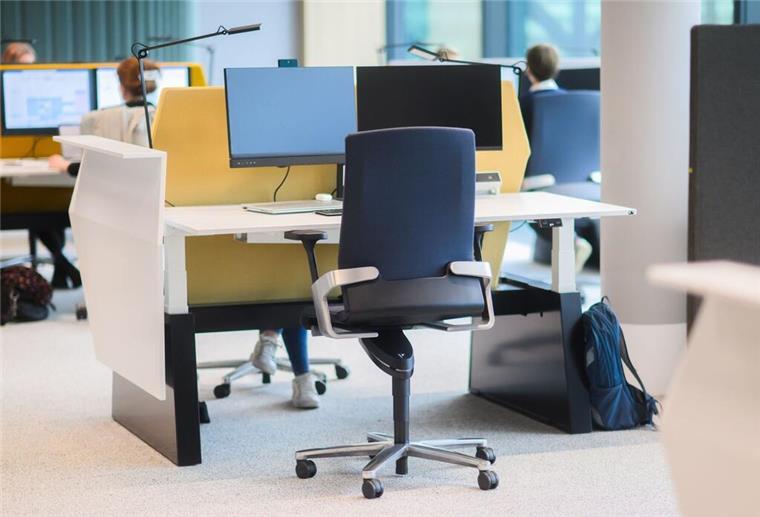 Ein leerer Arbeitsplatz im Büro. 