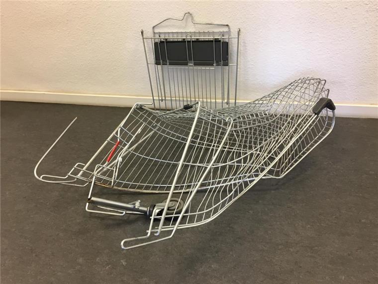 Wildeshausen: Nordwestbahn kracht mit Einkaufswagen zusammen Eine Nordwestbahn hat in Wildeshausen diesen Einkaufswagen überfahren.