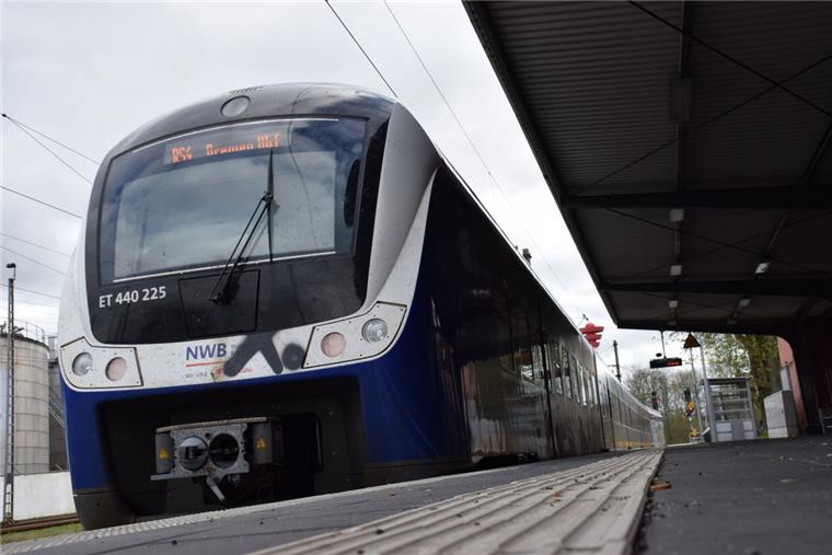 Eine Nordwestbahn musste wegen einer defekten Oberleitung plötzlich auf freier Strecke stoppen.