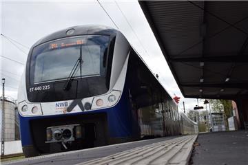 Eine Nordwestbahn musste wegen einer defekten Oberleitung plötzlich auf freier Strecke stoppen.