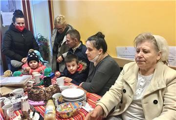 Eine Odyssee liegt hinter ihnen: Die ersten ukrainischen Flüchtlinge sind in Bremerhaven angekommen: (v. re) Svetlana (67), Albrina (33) mit dem kleinen Samuel (5), Vater Volodja (47) und Sulamita (3) treffen sich in der Tafel mit Albrinas Schwester Tamara Jankel (links) und Tafel-Leiterin Gaby Treschok. Sie sind aus Kowel viele Tage über Polen geflüchtet.