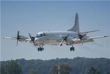 Eine Orion kehrt nach dem Einsatz zum Marinefliegerstützpunkt in Nordholz zurück. 