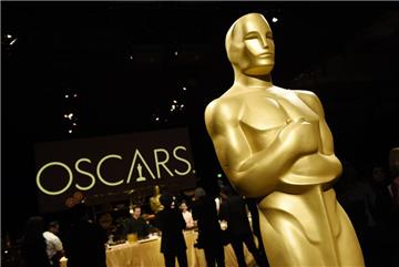 Eine Oscar-Statue steht während einer Presseführung zum 91. Academy Awards Governors Ball im Raum.