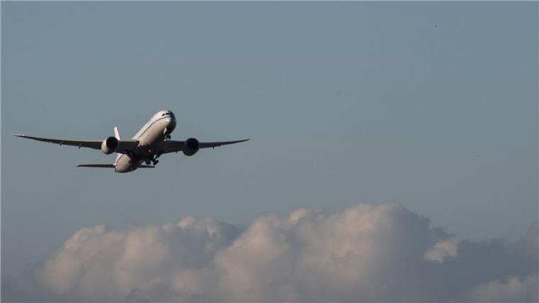 Eine Passagiermaschine startet von einem Flughafen.