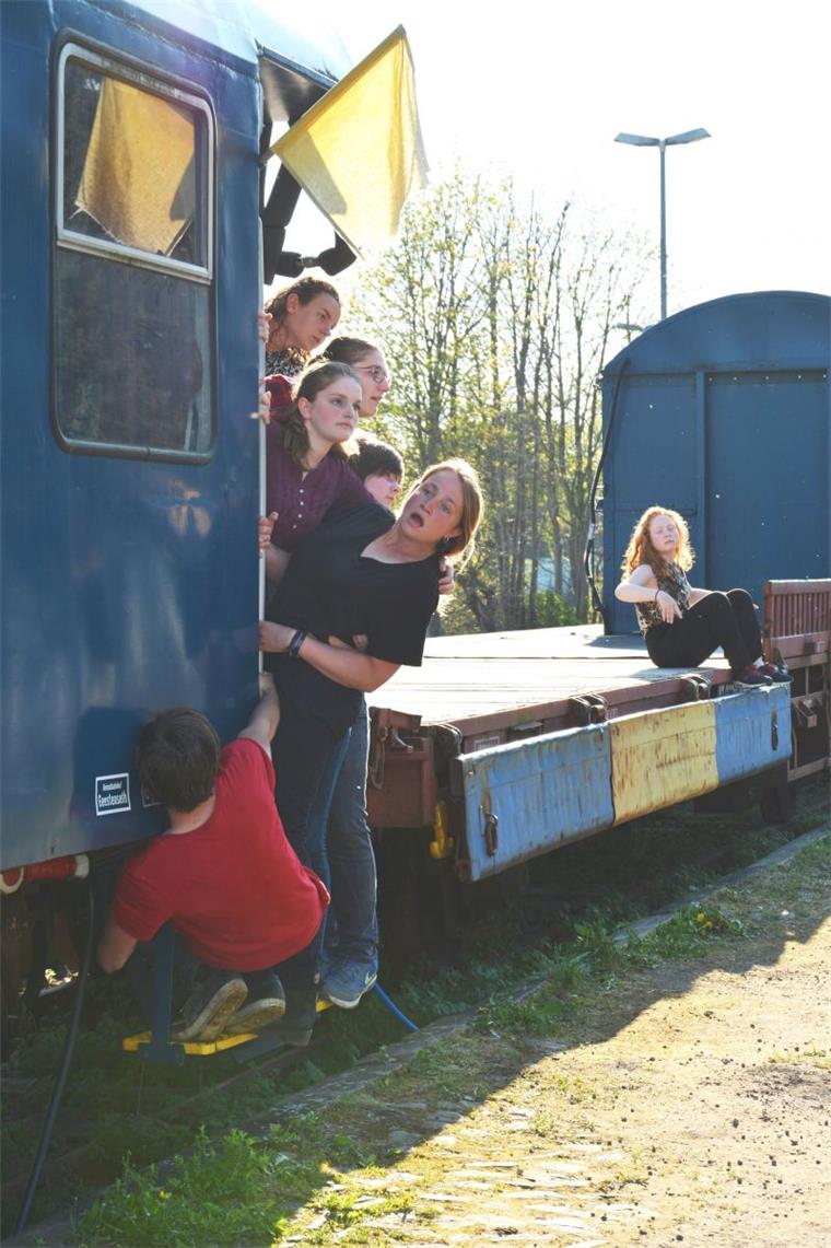 Geestensether Theatergruppe bringt Bahnerlebnisse auf die Bühne Eine passendere Bühne als den ozeanblauen Zug hätte es für das Projekt „Train“ nicht geben können. Am Sonnabend stellten sich hier deutsche und niederländische Jugendliche dem Publikum.