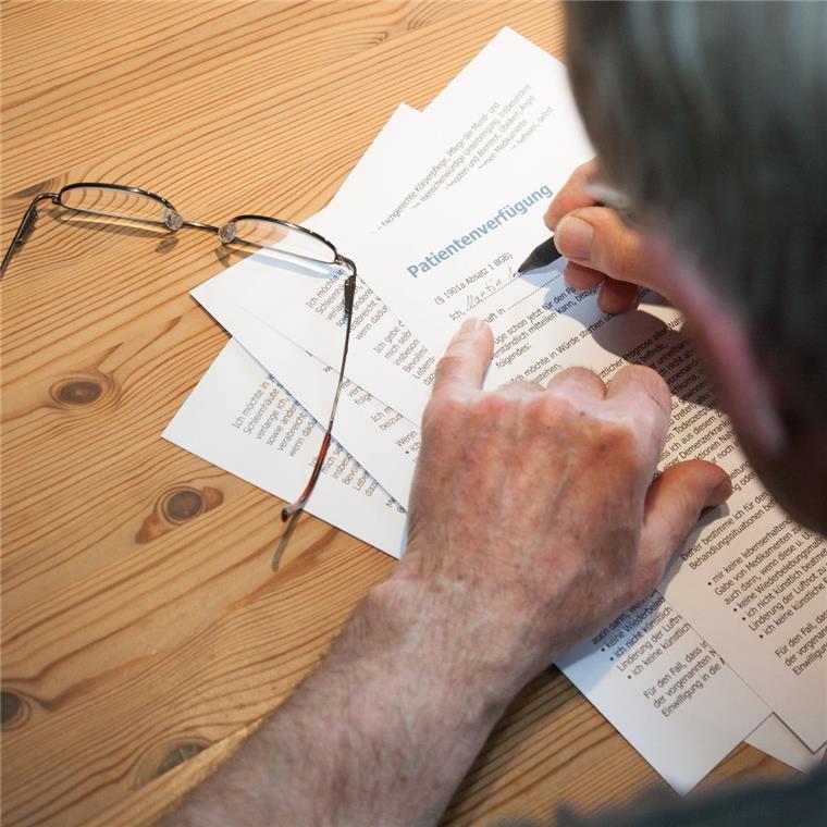 Dem eigenen Ende ins Auge sehen Eine Patientenverfügung sollte möglichst eindeutig formuliert sein. Denn nur dann können die Wünsche des Patienten auch umgesetzt werden.