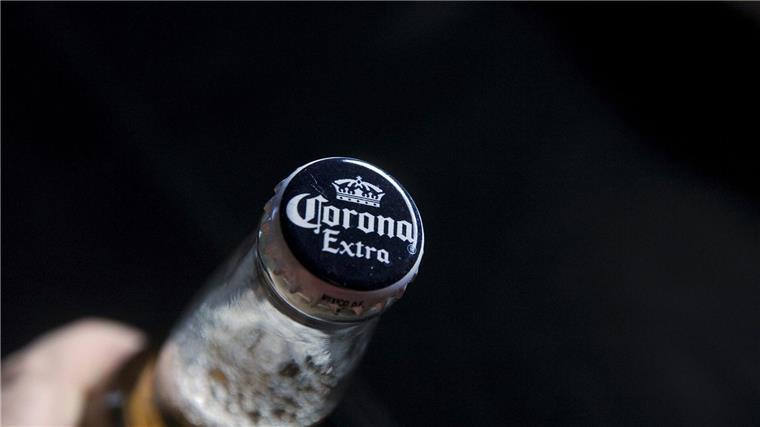 Corona-Bier wird künftig bei Hasseröder im Harz gebraut Eine Person hält eine Flasche des mexikanischen Corona-Biers in der Hand. Die Biermarke wird künftig auch in Sachsen-Anhalt in der „Hasseröder“-Brauerei hergestellt.