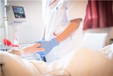 Eine Pflegehelferin kümmert sich um die Patienten im Klinikum. Pflegekräfte fühlen sich laut einer Umfrage der Arbeitnehmerkammer oft nicht genug wertgeschätzt.