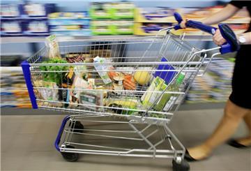 Einen Einkaufswagen mit Fairtrade- und Bioprodukten fährt am 12.07.2016 in Essen (Nordrhein-Westfalen) eine Kundin durch eine Aldi Nord Filiale.