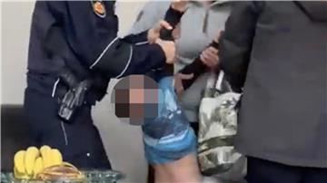 Eine Polizeibeamtin und eine Mitarbeiterin des Jugendamtes Bremerhaven zerren einen kleinen muslimischen Jungen aus der Wohnung seiner Familie: Diese per Video dokumentierten Szenen empören Teile der muslimischen Welt - auch deshalb, weil die Bilder sich von Fake News befördert verbreiteten. Nun reagiert der für das Jugendamt zuständige Dezernent Michael Frost darauf - mit klaren Worten.