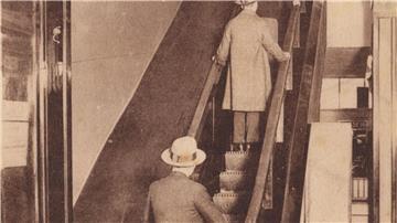 Eine Postkarte aus dem Kölnischen Stadtmuseum zeigt die erste deutsche Rolltreppe im Kölner Kaufhaus Tietz im Jahr 1925.