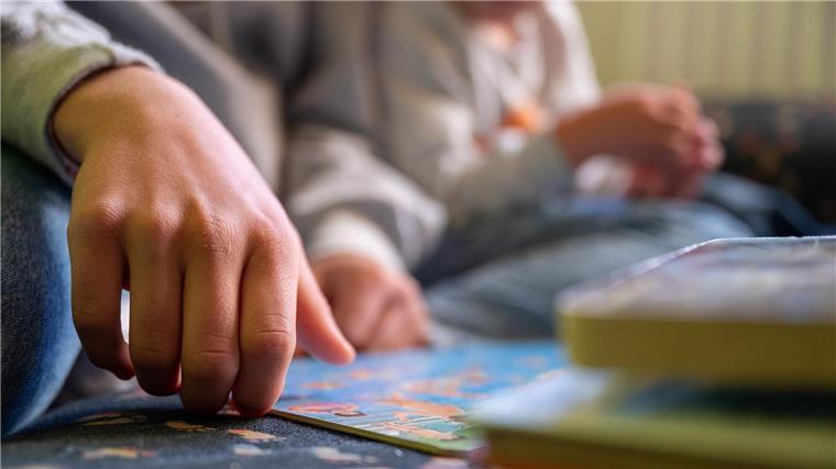 AfD will Sexualaufklärung in Kitas abschaffen: Kritik Eine Praktikantin liest in einer Kita Kindern vor.