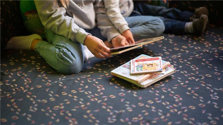 AfD fordert Verbot von Spielmethode „Original Play“ in Kitas Eine Praktikantin liest in einer Kita Kindern vor.
