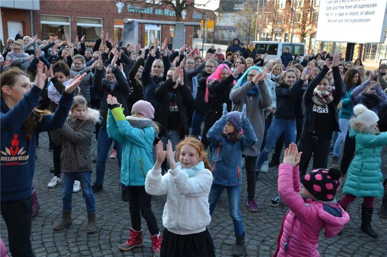 "One Billion Rising": Zeven ist im „Flashmob-Fieber“ Eine Premiere gab es am Mittwochnachmittag in Zeven: In der Innenstadt versammelten sich mehr als 100 Frauen aller Altersstufen, um einen Flashmob zu tanzen.