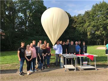 Eine Projektgruppe von Schülern und Lehrern hat den Wetterballon auf den Weg gebracht