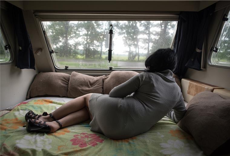 Eine Prostituierte liegt in ihrem sogenannten Lovemobil.