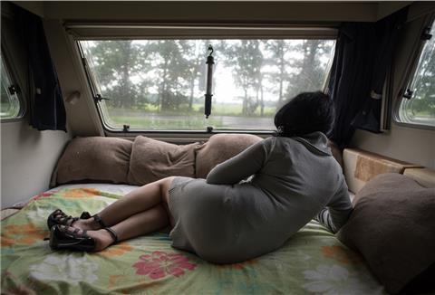 Eine Prostituierte liegt in ihrem sogenannten Lovemobil.