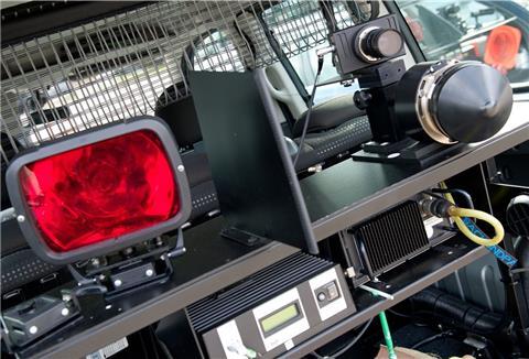 Eine Radarfalle ist in einen Wagen eingebaut. Ähnliche Technik kommt auch im Landkreis Rotenburg zum Einsatz
