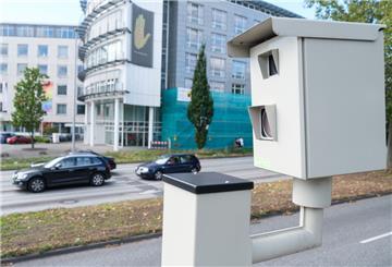 Eine Radarfalle steht neben einer Straße am Cityring in Niedersachsen. Die Einnahmen mit Blitzern sind in vielen Kommunen in Niedersachsen gesunken.
