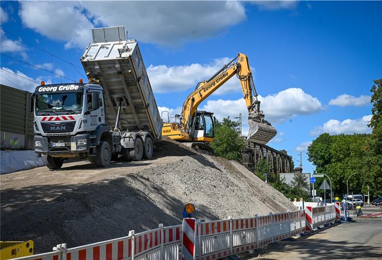 Eine Rampe in Richtung der Bahngleise: An der Dudweiler Straße wird der Bau der Brücken über die Cherbourger Straße vorbereitet.